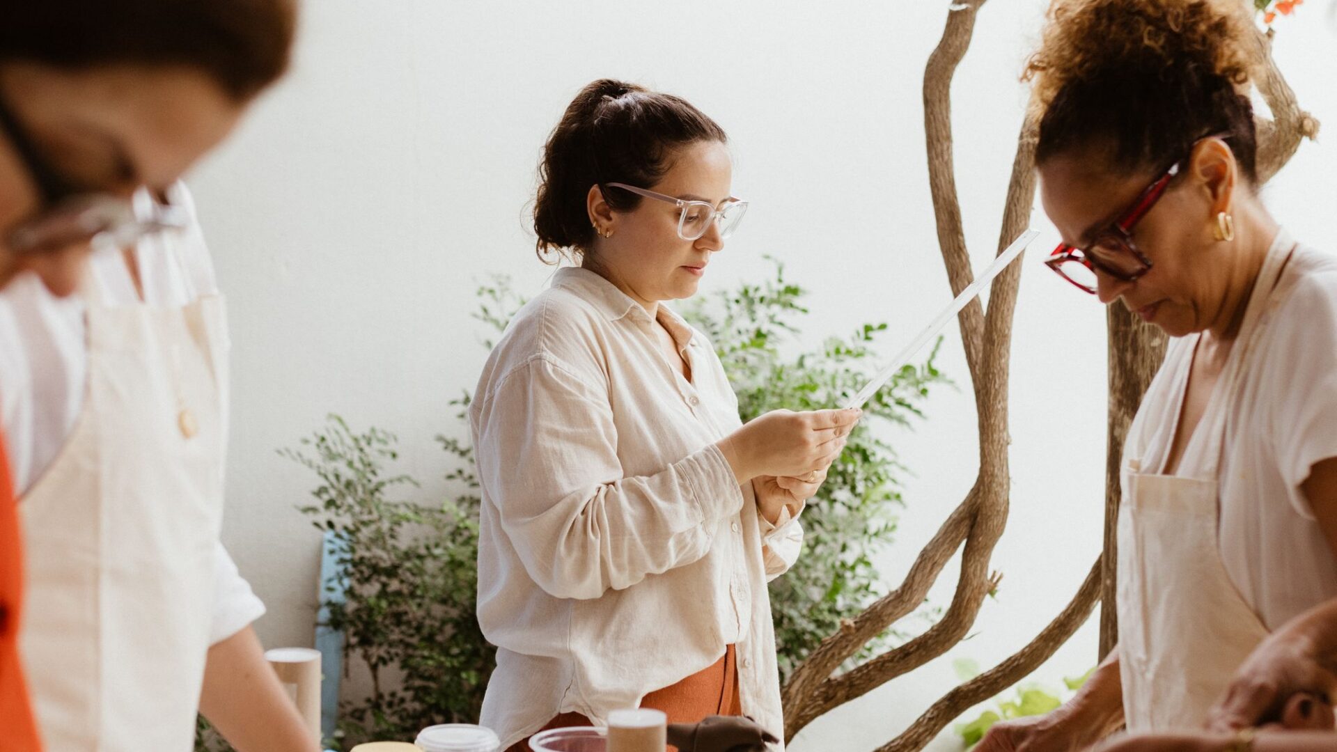 משתתפות בסדנה מעשית מסביב לשולחן עבודה