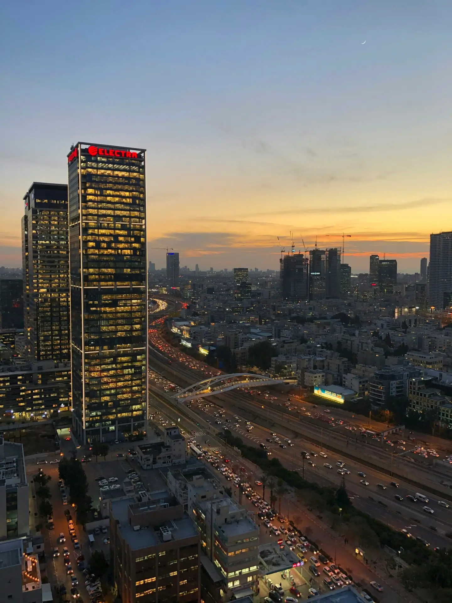 קו הרקיע של תל אביב בשקיעה